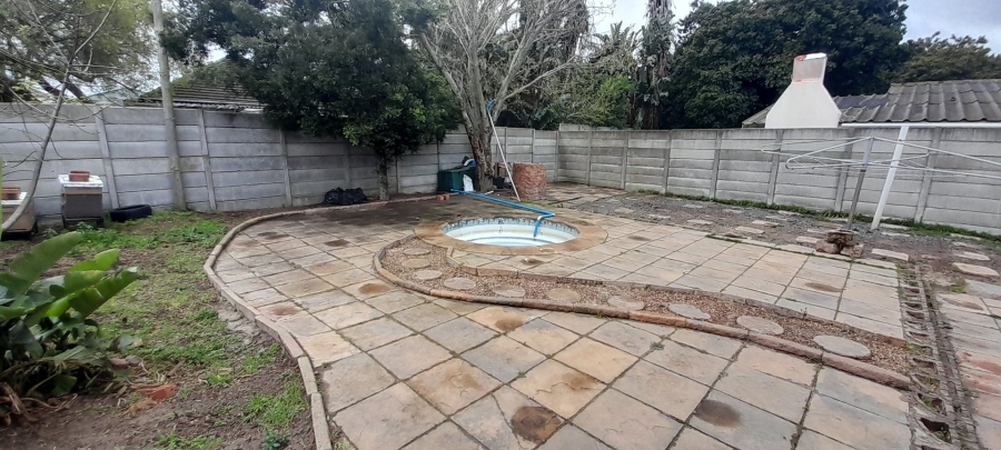 3 Bedroom Property for Sale in Oakdale Western Cape